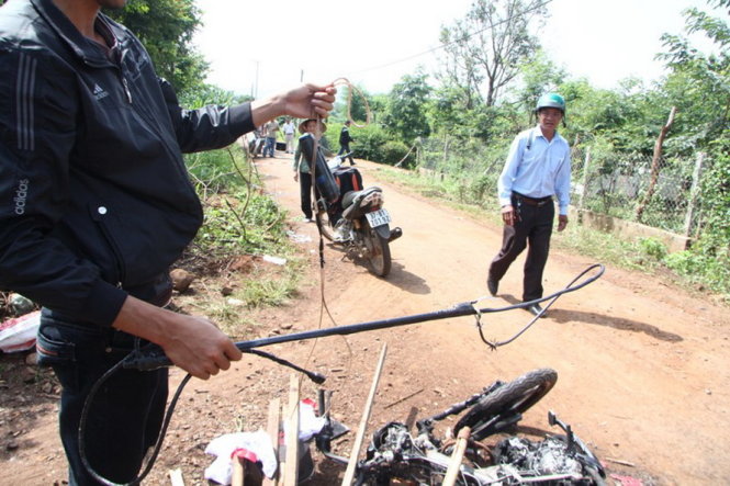 Chiếc thòng lọng độ chế và cục pin để gắn tạo thành roi điện bắt chó tại hiện trường nghi án dân làng đánh chết trộm chó