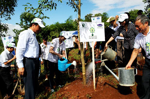 Đại diện lãnh đạo các bộ, ban, ngành, lãnh đạo địa phương và Vinamilk cùng tham gia trồng cây với Quỹ 1 triệu cây xanh cho Việt Nam tại Điện Biên.