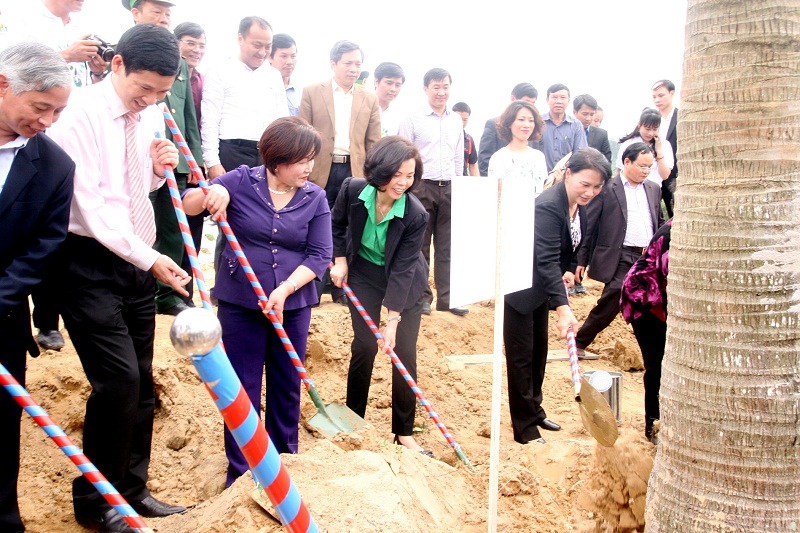Các đại biểu của chương trình Quỹ 1 triệu cây xanh cho Việt Nam cùng trồng cây tại khu mộ của Cố Đại tướng Võ Nguyên Giáp
