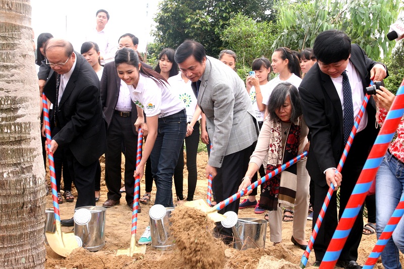 Hoa hậu Ngọc Hân, đại sứ thiện chí của chương trình Quỹ 1 triệu cây xanh cho Việt Nam tham gia trồng cây cùng các đại biểu