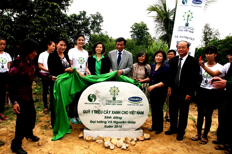 Các đại biểu thực hiện nghi thức đặt phiến đá lưu niệm của chương trình Quỹ 1 triệu cây xanh cho Việt Nam kính dâng lên Cố Đại tướng