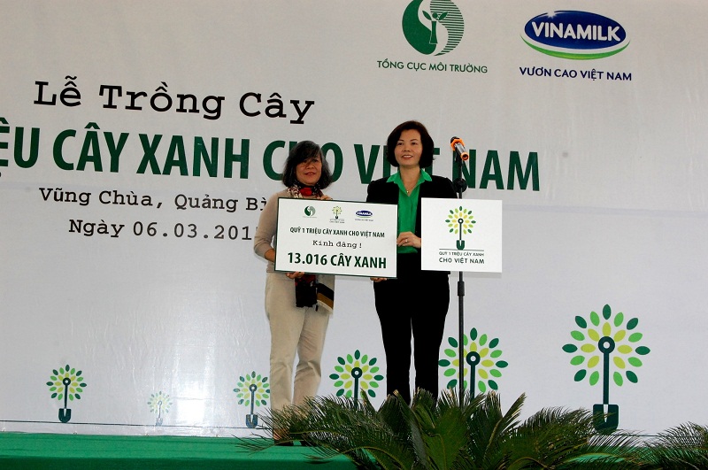 Bà Bùi Thị Hương – Giám Đốc Điều Hành Vinamilk trao tặng Bảng tượng trưng tài trợ cây xanh cho Bà Võ Hạnh Phúc đại diện gia đình Đại tướng Võ Nguyên Giáp