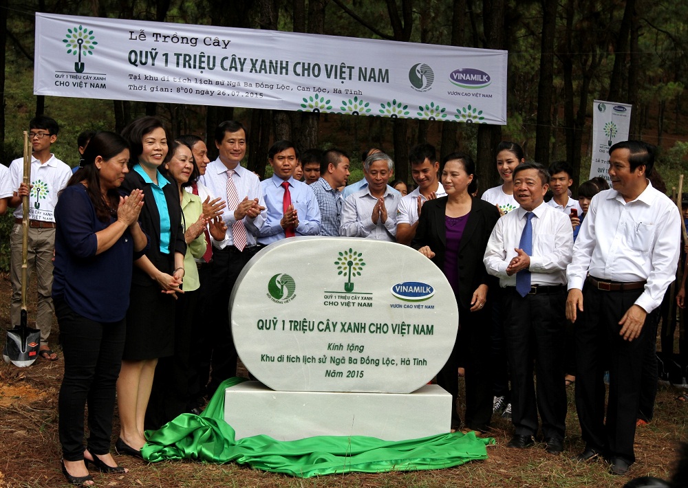 Các đại biểu thực hiện nghi thức đặt bảng đá lưu niệm của chương trình Quỹ 1 triệu cây xanh cho Việt Nam tại Khu Di tích lịch sử Ngã Ba Đồng Lộc, Hà Tĩnh
