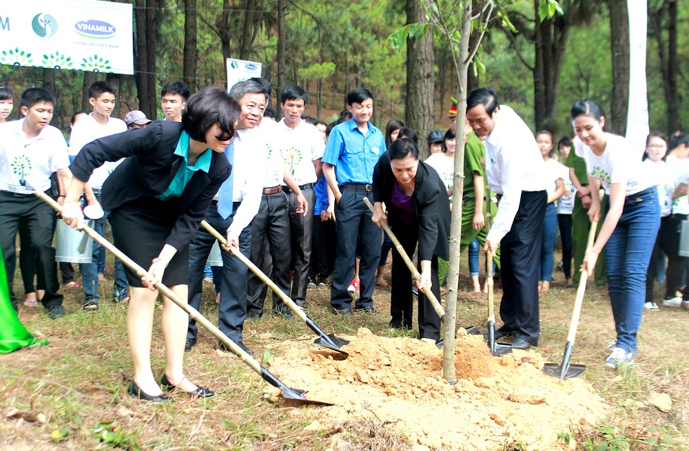 Các đại biểu của chương trình Quỹ 1 triệu cây xanh cho Việt Nam cùng trồng cây tại ngã Ba Đồng Lộc, Hà Tĩnh