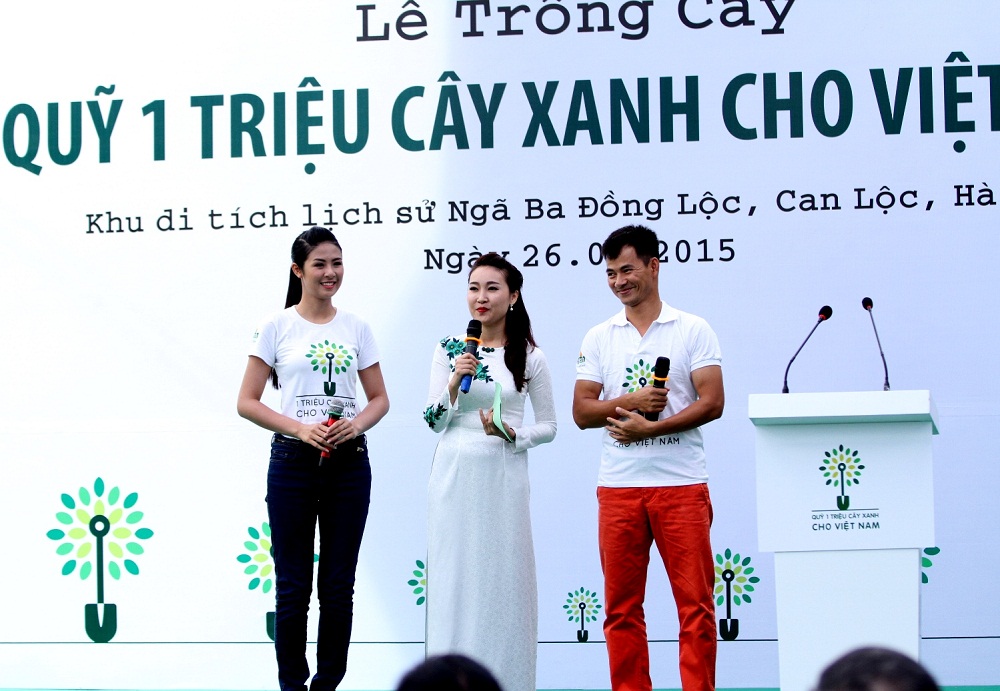 Hoa hậu Ngọc Hân và Nghệ sĩ hài Xuân Bắc - hai đại sứ thiện chí của chương trình Quỹ 1 triệu cây xanh cho Việt Nam giao lưu cùng các đại biểu và thanh niên địa phương