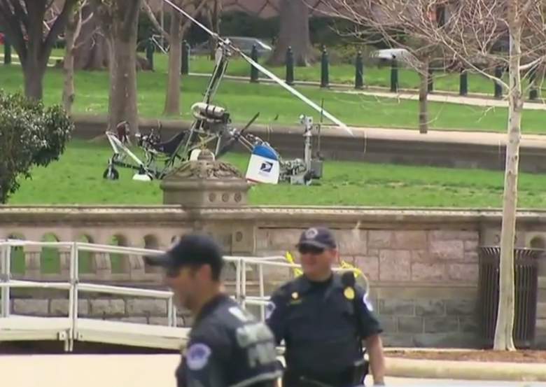một chiếc trực thăng nhỏ đáp xuống khu vực bãi cỏ phía tây của khu Quốc hội Mỹ
