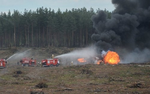 Lực lượng cứu hộ nhanh chóng dập tắt lửa và đưa phi công gặp nạn đi cấp cứu