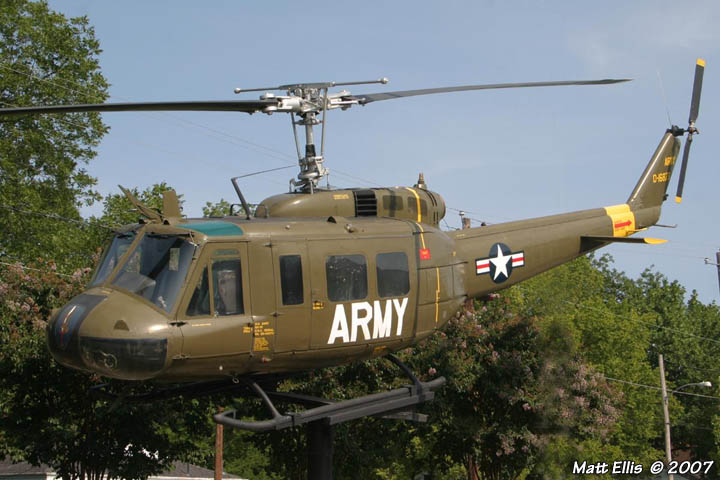 Trực thăng quân sự UH-1 bắt đầu phục vụ quân đội Mỹ từ năm 1959
