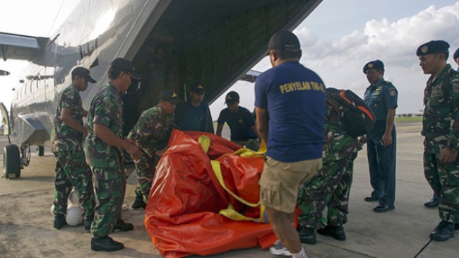 Hộp đen nằm lẫn trong đóng vụn nát của máy bay AirAsia đã được tìm thấy