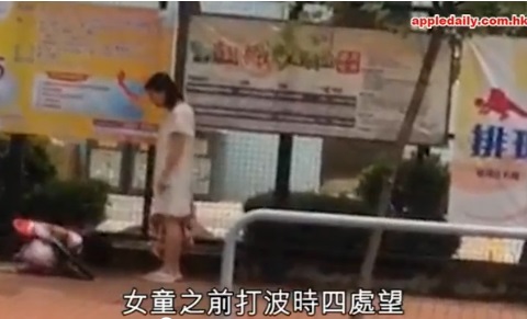 Đoạn clip ghi lại cảnh bé gái liên tục dập đầu xin mẹ tha thứ khiến cư dân mạng Trung Quốc phẫn nộ