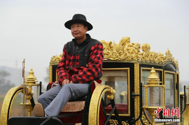 Ông Bai bên bản sao của cỗ xe hoàng gia mà nữ hoàng Anh từng dùng để đón chủ tịch Trung Quốc Tập Cận Bình  