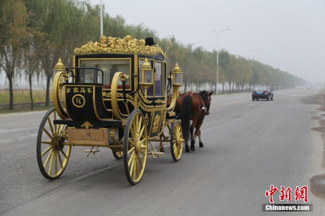 Cỗ xe ngựa hoàng gia phiên bản Trung Quốc cũng có màu đen và vàng như bản gốc