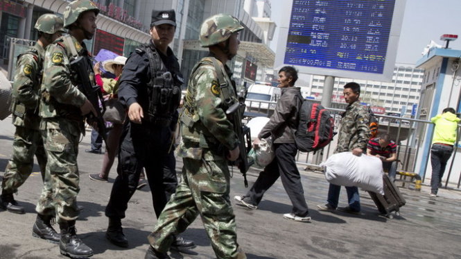 Cảnh sát vũ trang Trung Quốc tuần tra ở Tân Cương, khu vực mà ảnh hưởng của khủng bố IS ngày một gia tăng