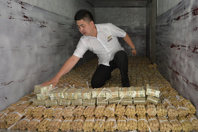 10 nhân viên cửa hàng ô tô đã mất tới một tiếng đồng hồ để chuyển hết 4 tấn tiền xu Trung Quốc vào bên trong