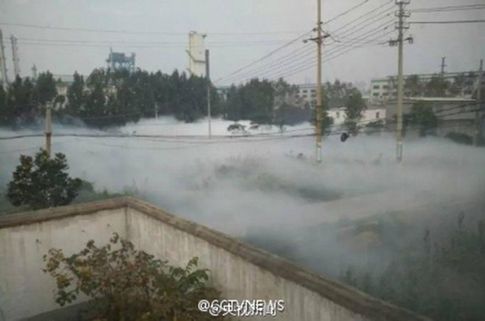 Màn sương trắng xuất hiện sau vụ rò rỉ hóa chất amoniac ở thành phố Bình Đỉnh Sơn, Hà Nam, Trung Quốc