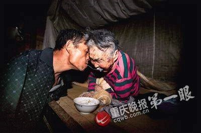 Nhiều cư dân mạng Trung Quốc đã rơi nước mắt trước cảnh người con không tay bón thức ăn cho mẹ già