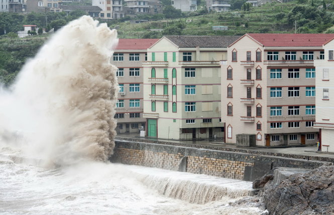 Sóng cao do ảnh hưởng từ siêu bão Chan-hom đe dọa khu nhà ở tại Wenling, tỉnh Chiết Giang, Trung Quốc