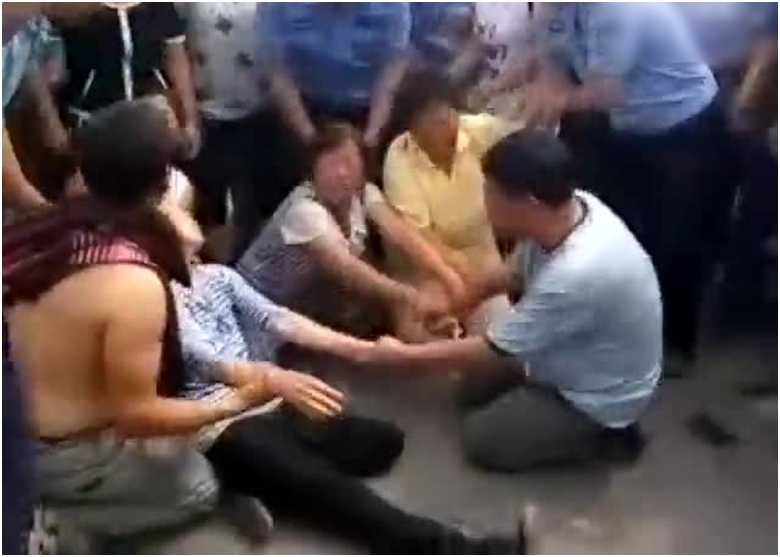Người dân Trung Quốc đau đớn, phẫn nộ vì mất người thân sau đợt xả lũ bất ngờ