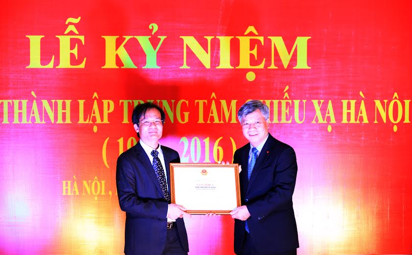 Thay mặt Bộ trưởng Bộ Khoa học và Công nghệ, Thứ trưởng Trần Việt Thanh trao Bằng khen cho Trung tâm