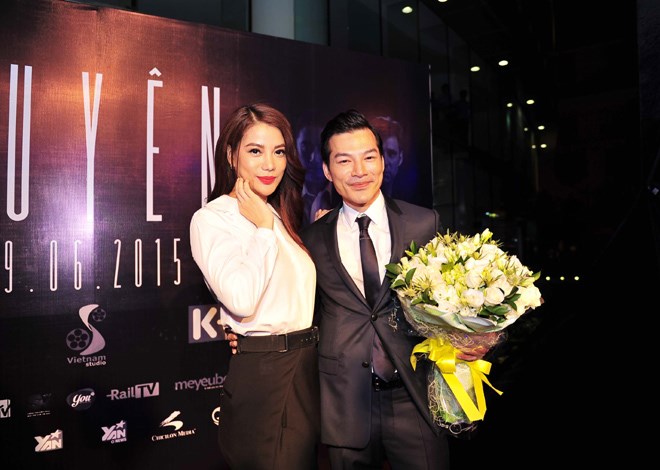 Trương Ngọc Ánh đã dành bó hoa hồng trắng để tặng chồng cũ, diễn viên Trần Bảo Sơn. 
