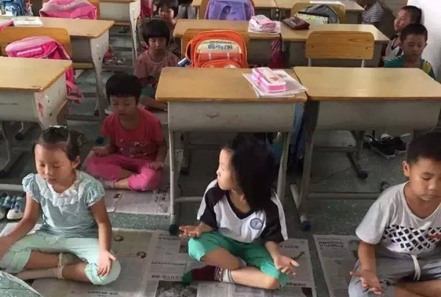 Hình ảnh các em học sinh tập ngồi thiền trong giờ nghỉ trưa tại một trường tiểu học ở Phật Sơn, Quảng Đông, Trung Quốc