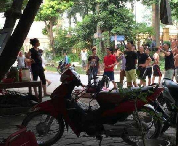 Nhóm côn đồ đứng trước số nhà 278, phố Nguyễn Trãi, phường Âu Cơ, thị xã Phú Thọ, tỉnh Phú Thọ