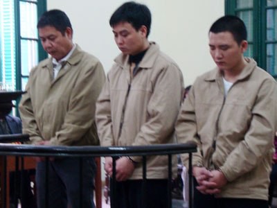 Tử tù Nguyễn Anh Tuấn (giữa) là tử tù đầu tiên trong cả nước phải bị tử hình bằng thuốc độc