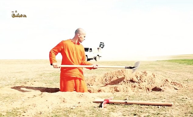 Tù nhân khủng bố IS trước khi bị hành quyết phải tự đào hố chôn mình