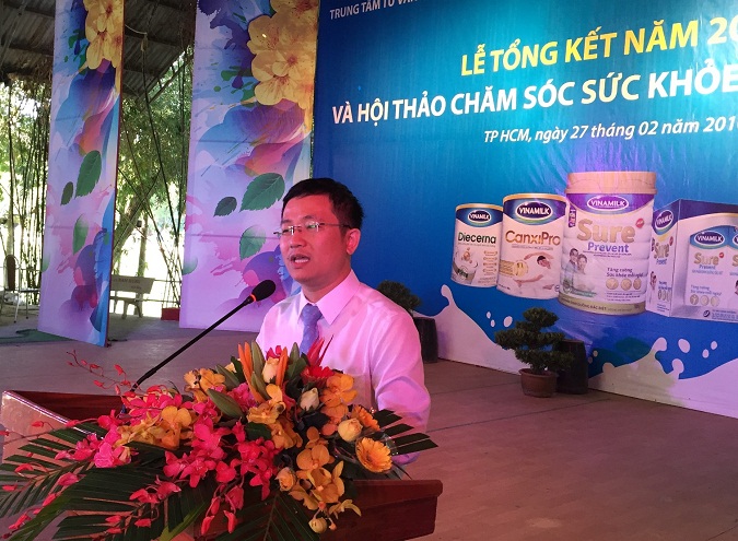Ông Mai Thanh Việt – Giám Đốc Marketing ngành hàng sữa bột, Vinamilk giới thiệu đến người cao tuổi các sản phẩm dinh dưỡng đặc biệt của Vinamilk dành cho người cao tuổi