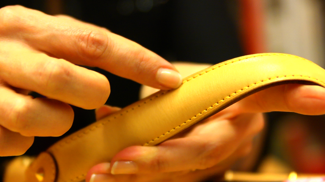 Phân biệt túi xách hàng hiệu Louis Vuitton bằng cách kiểm tra các đường may của túi