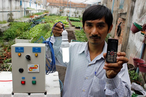 Anh Tâm phải mất 2 năm để sáng chế ra phương pháp tưới rau sạch bằng điện thoại di động giúp mọi người trồng rau sạch