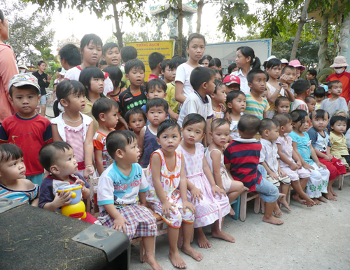 Trẻ em bị bỏ rơi, trẻ mồ côi được nuôi dưỡng tại chùa Bồ Đề