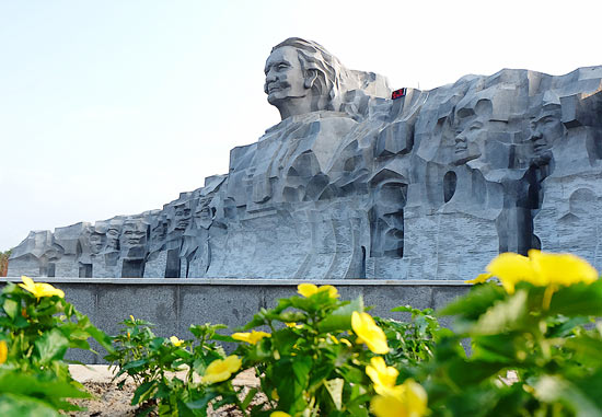 Hình ảnh tượng đài Mẹ Việt Nam Anh Hùng tại Quảng Nam