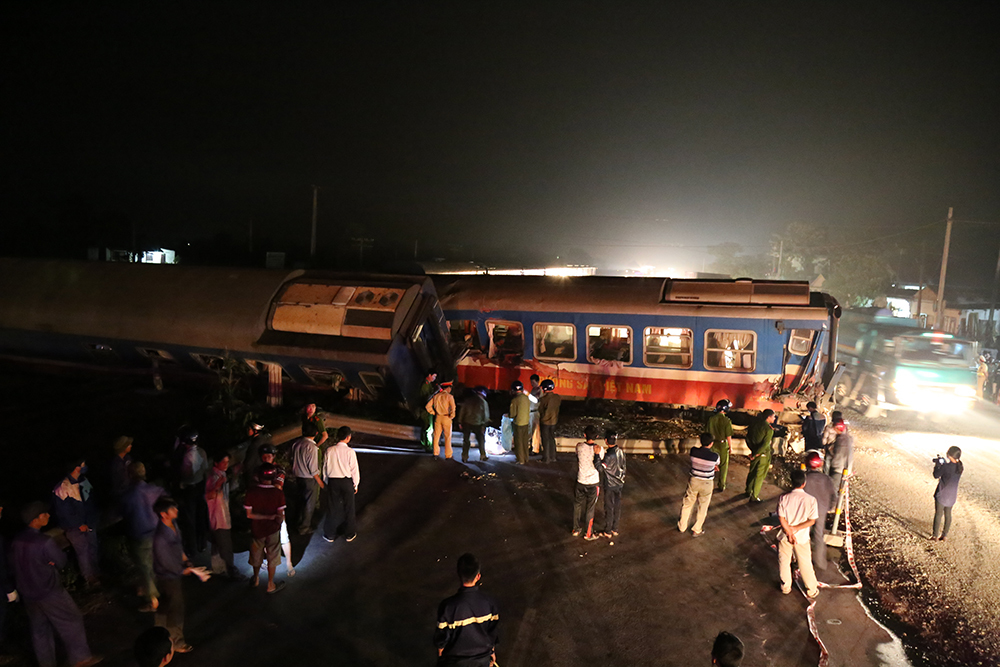 Hình ảnh tang thương vụ tàu đâm ô tô tại Quảng Trị