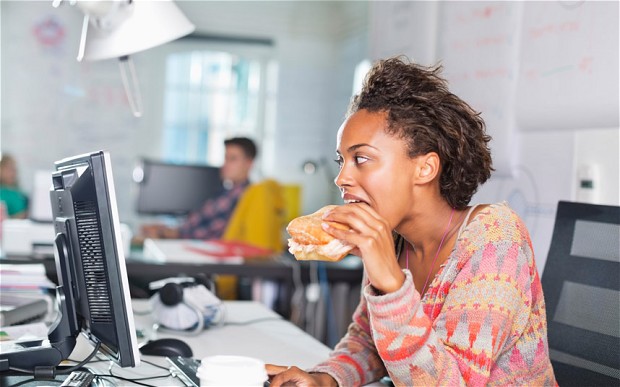 Khoảng 75 % nhân viên Anh phải ăn trưa tại bàn làm việc và nghỉ ngơi không đầy đủ khiến năng suất làm việc sụt giảm