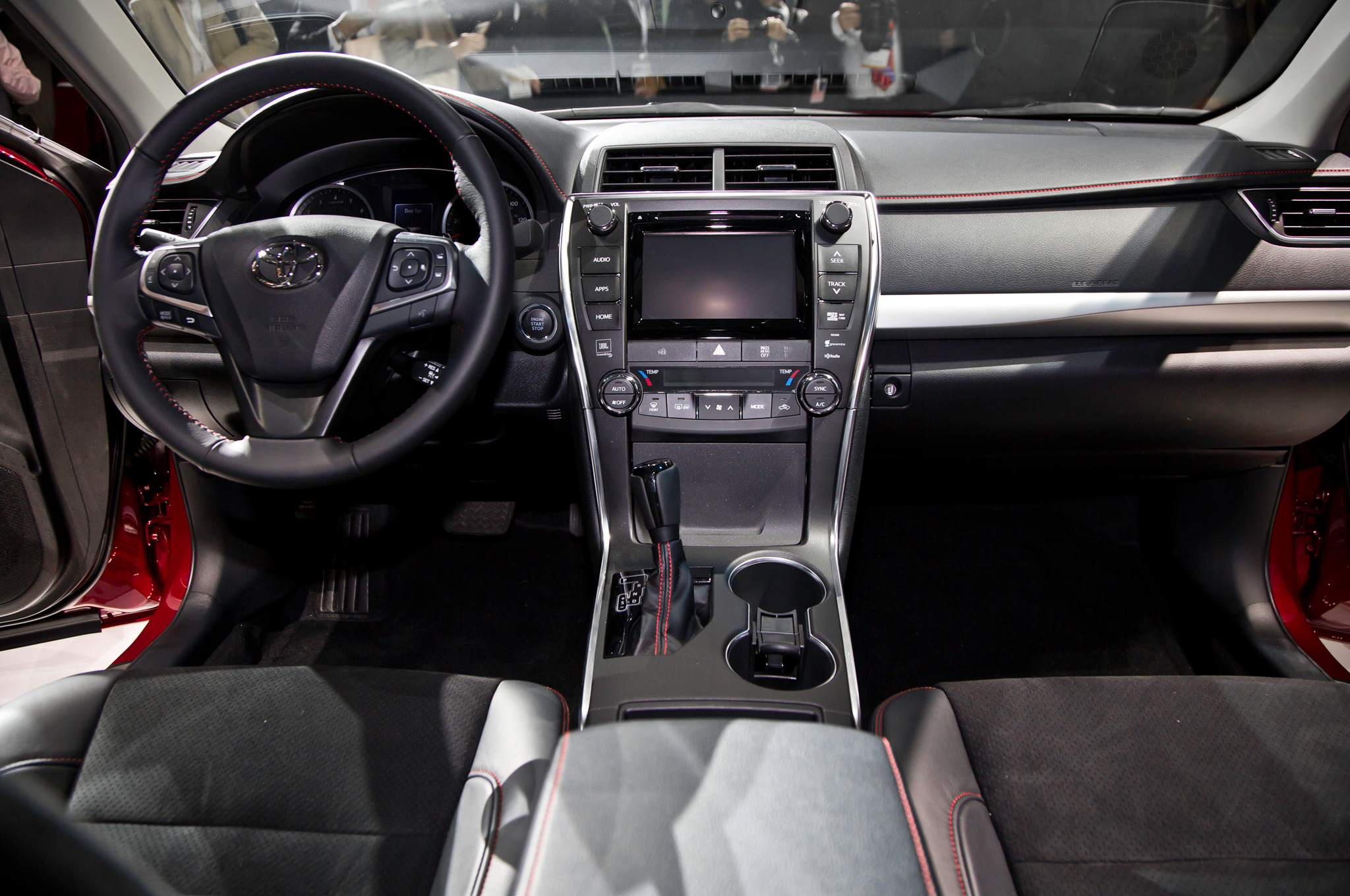 Hệ thống điều khiển của Toyota Camry được cho là đơn giản và thân thiện với người sử dụng hơn khi so sánh xe ô tô  