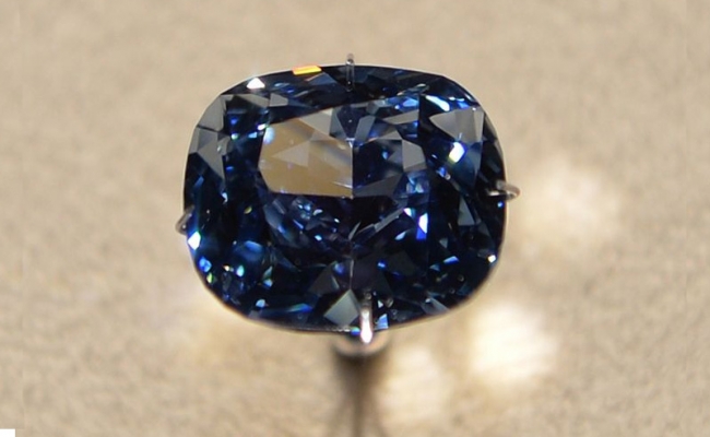 Cận cảnh vẻ đẹp của viên kim cương xanh Blue Moon có giá trị hơn 1.000 tỷ đồng