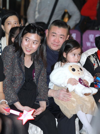 Trần Khải Vận, người tình của Lưu Loan Hùng, cùng con gái Josephine (Lưu Tú Hoa) – chủ nhân mới của viên kim cương xanh Blue Moon