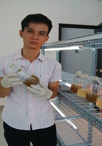 Tỷ phú nông dân trẻ Ngô Kim Lai trong phòng thí nghiệm nuôi trồng đông trùng hạ thảo ở công ty