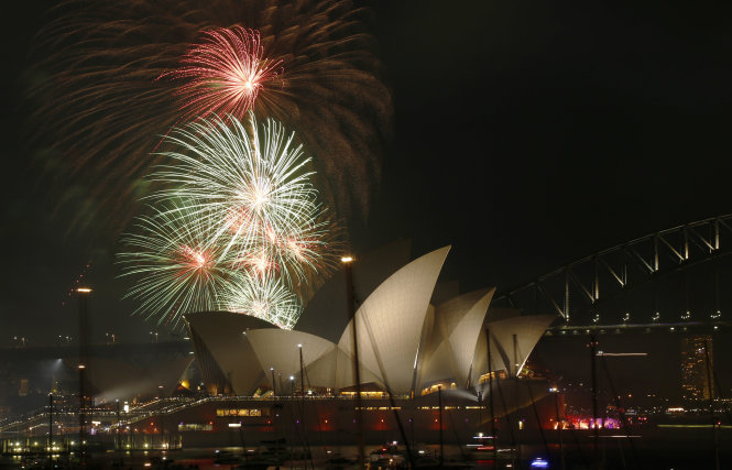 Cầu cảng Sydney Harbour bừng sáng pháo hoa chào đón năm mới 2016 - Ảnh: Reuters