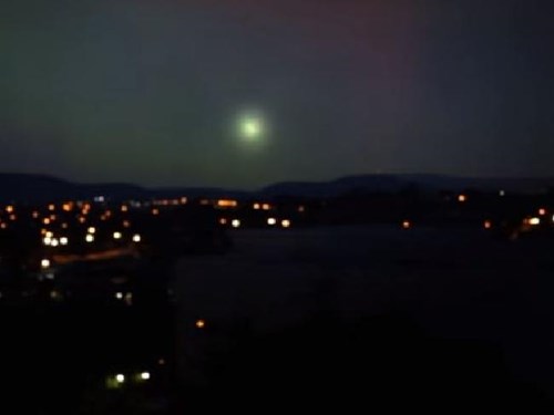 Quả cầu ánh sáng bí ẩn nghi là UFO trên bầu trời thành phố Canberra, Australia 