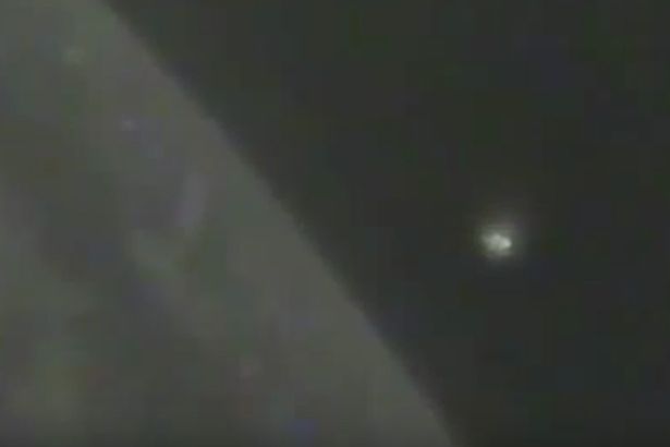 UFO bí ẩn phát sáng bay gần trạm vũ trụ quốc tế