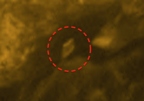 Hình ảnh vật thể bay không xác định có hình dạng giống con tàu trên bề mặt Mặt Trời. ẢnhUFO Sightings Daily