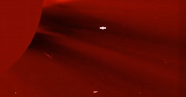Vật thể lạ nghi là UFO bay gần Mặt Trời. Ảnh Dailymail