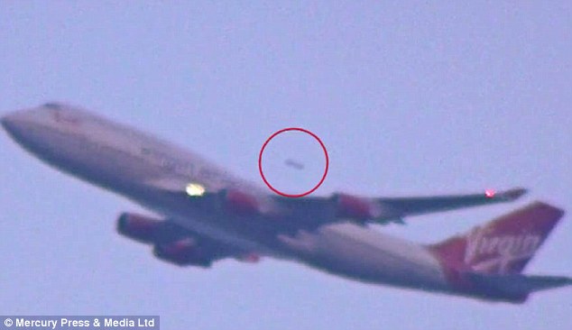 Hình ảnh cho thấy UFO xuất hiện cùng máy bay của Mỹ. Ảnh Dailymail