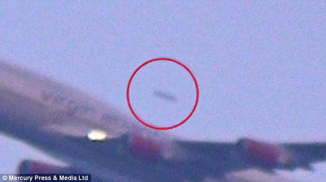 UFO từ từ bay vượt máy bay. Ảnh Dailymail