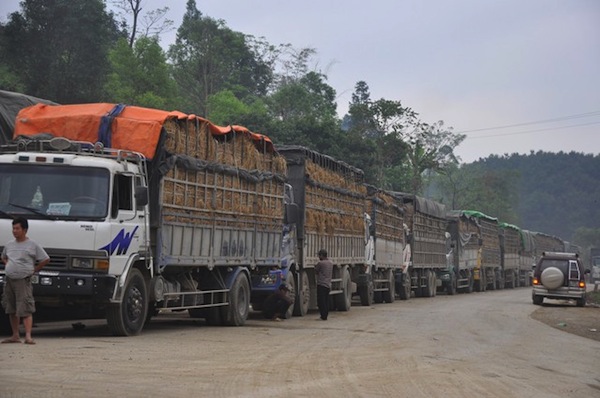 Hàng cây số xe hàng nông sản kẹt cứng do ùn tắc cửa khẩu Tân Thanh, Lạng Sơn