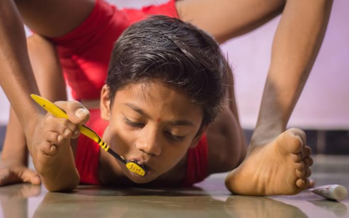 Đánh răng bằng chân là một việc đơn giản đối với Aditya Kumar Jangum. Ảnh: Daily Mail