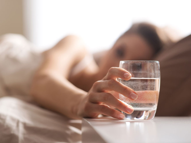 4 lý do nên uống nước trước khi đi ngủ