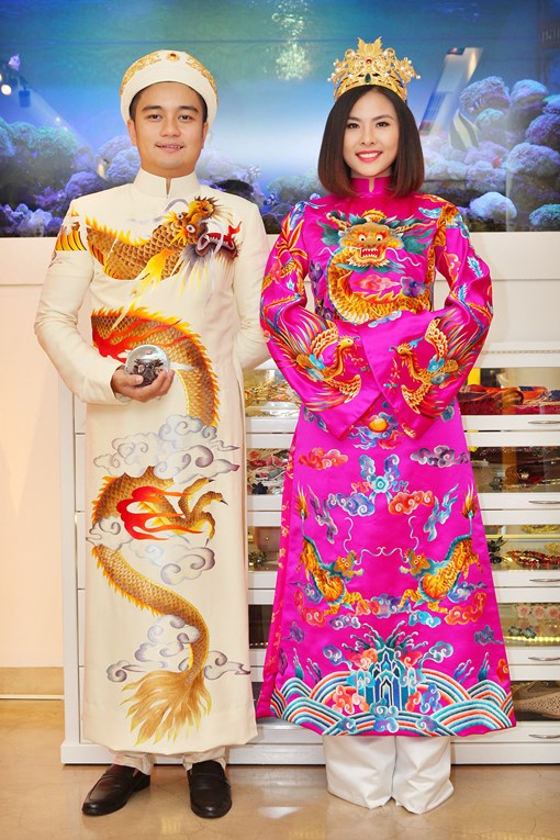 Vân Trang khoe trang phục cưới ‘khủng’ khiến khán giả ngỡ ngàng